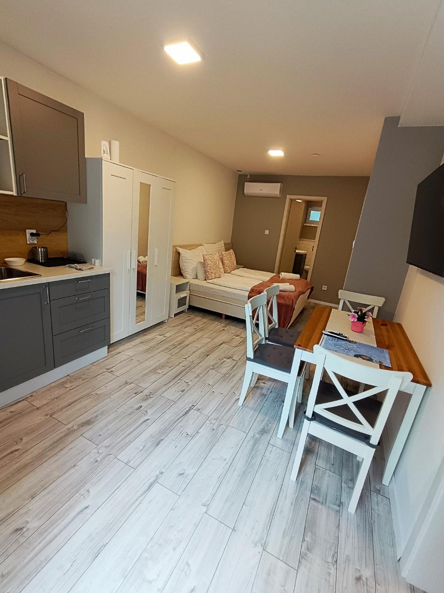 ****Heviz Springs Apartments Esterno foto